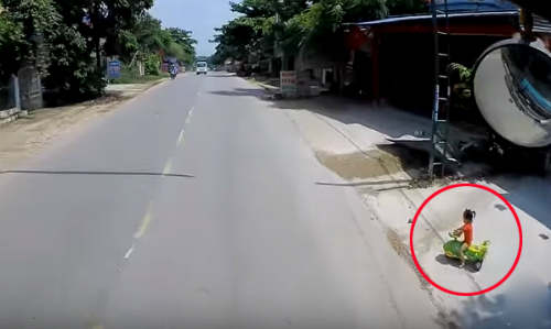 Video: Tài xế thót tim vì bé gái bất ngờ chạy ra trước đầu xe