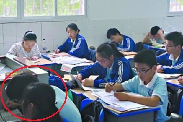 Bà mẹ kê ghế ngồi cạnh con trong lớp học suốt 3 năm gây tranh cãi