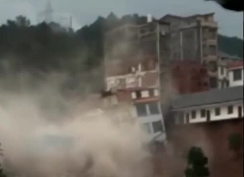 Trung Quốc: Kinh hoàng khoảnh khắc 6 tòa nhà cao tầng đổ sập vì mưa lũ