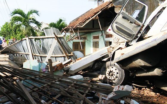 Xe container đâm sập nhà dân, cả gia đình đang ngủ bị thương nặng