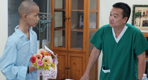 Va chạm với xe buýt, cậu bé trở về từ cõi chết sau 28 ngày hôn mê