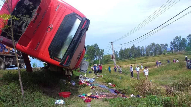 Lật ôtô giường nằm, 2 người rơi ra ngoài bị xe đè tử vong