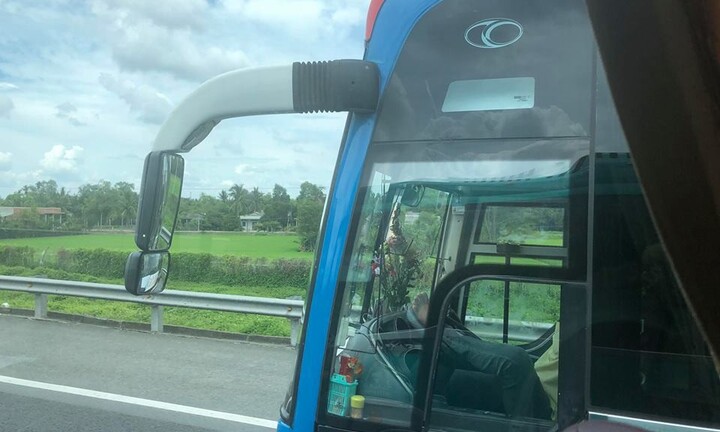 Video: Lái xe khách dùng chân “ôm vô lăng” trên cao tốc, tay thảnh thơi gối đầu