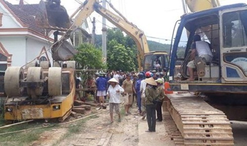 Tai nạn hi hữu: Lật xe lu khiến tài xế nguy kịch