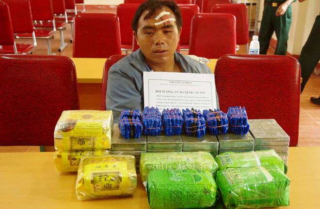 Bắt thầy giáo thủ súng đạn, vận chuyển 20 bánh heroin