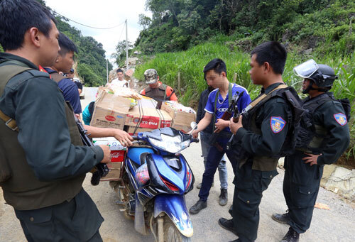 Cảnh sát bao vây tìm bắt 2 kẻ đang cố thủ trong sào huyệt ma túy ở Sơn La