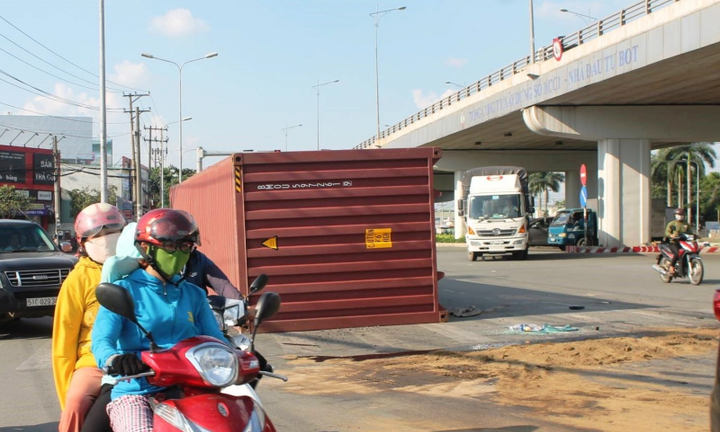 Tin tai nạn giao thông mới nhất ngày 1/7/2018: Mẹ gào khóc bên thi thể con gái bị cán tử vong