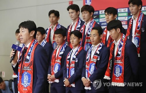 Đội tuyển Hàn Quốc bị ném trứng khi về nước dù thắng 2-0 trước Đức