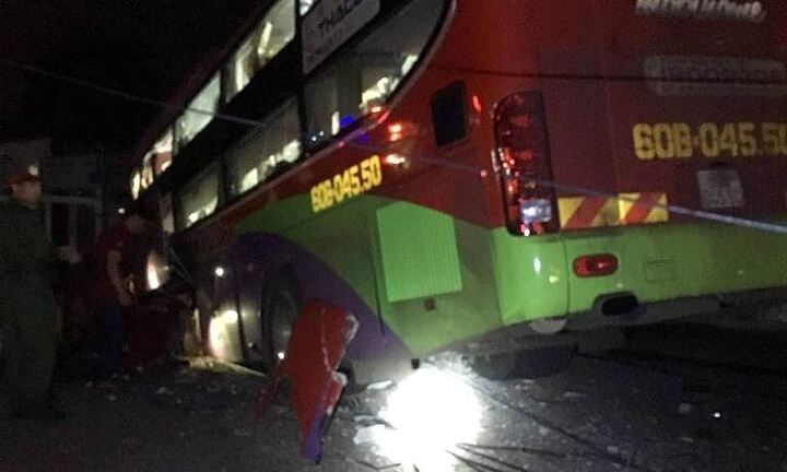 Xe khách tông xe tải, 20 hành khách mắc kẹt hoảng loạn kêu cứu