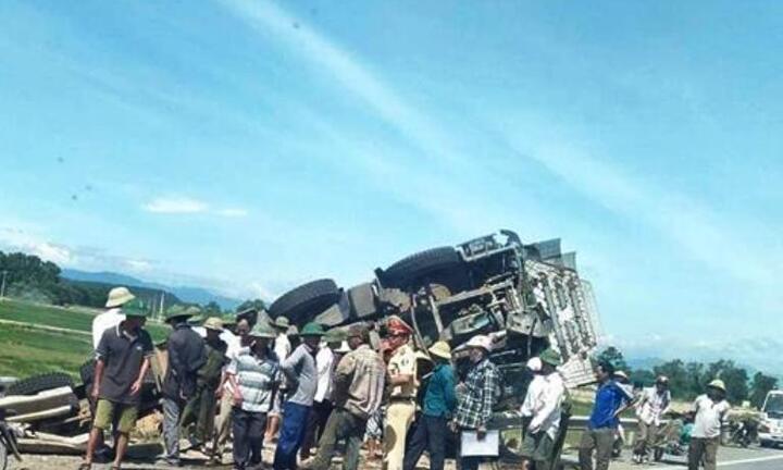 Tin tai nạn giao thông mới nhất ngày 2/7/2018: Xe tải lao xuống hố sâu, hai bố con tử vong trong cabin