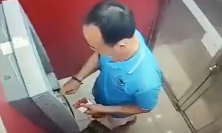 Hi hữu, mất sạch tiền vì dán mật khẩu trên thẻ ATM