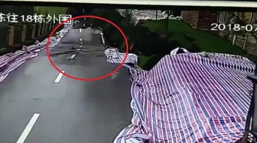 Video: Sạt lở đường kinh hoàng như ngày tận thế ở Trung Quốc