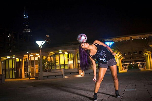 Video: 10 nữ CĐV nóng bỏng chơi bóng điêu luyện khiến các danh thủ phải 