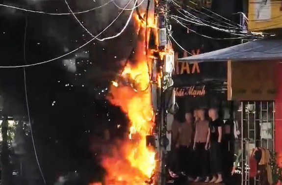 Trụ điện bất ngờ phát nổ như pháo hoa, xe máy đùng đùng cháy theo