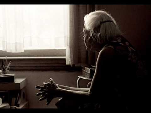 Nữ đại gia được dàn vệ sĩ đứng bảo vệ khỏi... những người con