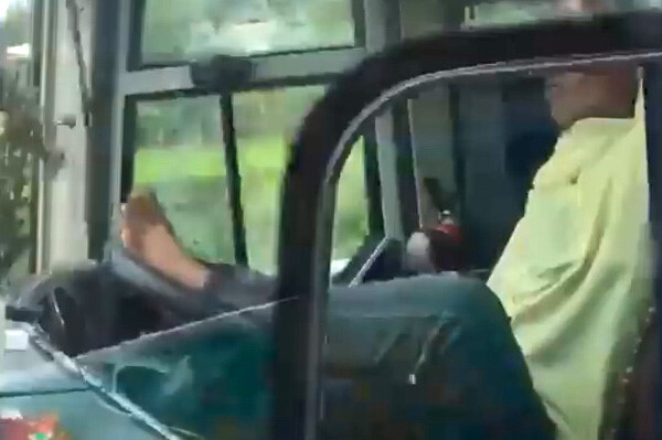 Tài xế lái xe giường nằm bằng chân bị phạt 7,5 triệu