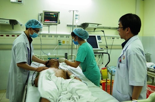 Trực thăng đáp nhà giàn DK1 đưa nam quân nhân đột quỵ về đất liền cấp cứu