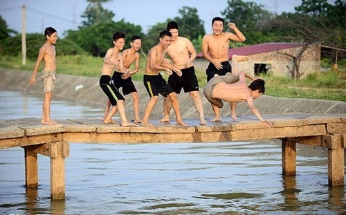 Người dân Hà Nội đổ xô đi tắm mương để giải nhiệt những ngày 40 độ