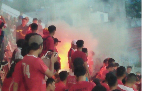 CLB Hải Phòng nhận án phạt cực nặng do CĐV đốt pháo sáng trong sân vận động