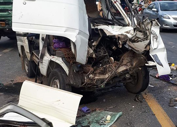 Xe hổ vồ đấu đầu ô tô 7 chỗ, 5 người bị thương nặng