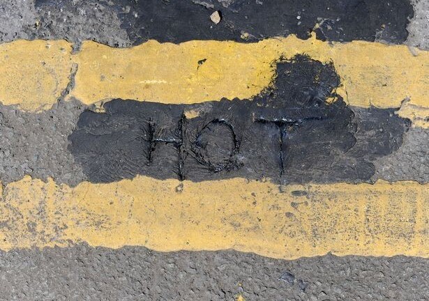 Hình ảnh nhựa đường chảy nhão nhoẹt vì nắng nóng trên thế giới khiến nhiều người rùng mình 