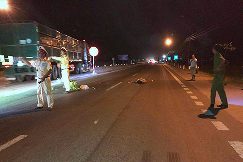 Tin tức pháp luật mới nhất ngày 6/7/2018: Thi thể người đàn ông bị bỏ lại giữa quốc lộ sau tai nạn