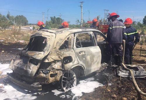 Ôtô Mercedes cháy trơ khung giữa tiết trời nắng nóng 40 độ C