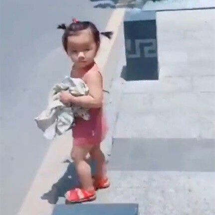 Video: Bố đi công tác, con gái rượu ôm quần áo lẽo đẽo chạy theo