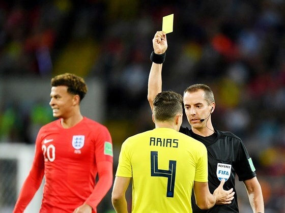 Hơn 250.000 người ký đơn yêu cầu FIFA tổ chức lại trận Anh - Colombia