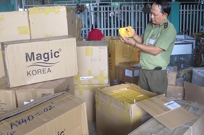 21 kiện hàng lò nướng chân không, mỹ phẩm Trung Quốc... tuồn vào Việt Nam