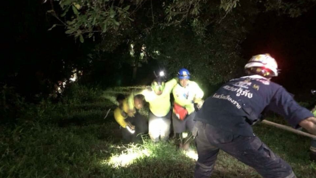 Giải cứu đội bóng nhí Thái Lan: Xe chở 10 thành viên đội cứu hộ rơi xuống vách đá