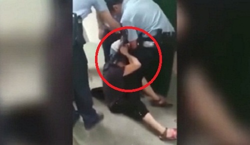 Video: Cám cảnh cháu trai la hét, kéo tóc bà trên phố vì không được mua đồ chơi mới