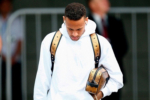 Xe chở đội tuyển Brazil khi về nước bị tấn công bằng trứng, gạch đá, trái cây