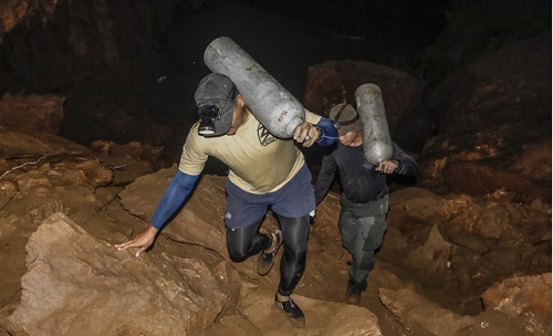 Chuẩn bị giải cứu đợt 2 đội bóng Thái Lan: Nhiều xe cứu thương và trực thăng có mặt tại cửa hang