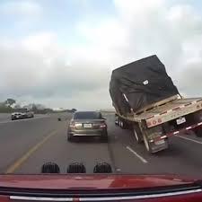 Video: Sởn tóc gáy khi xe container chao nghiêng, suýt đè bẹp xe con