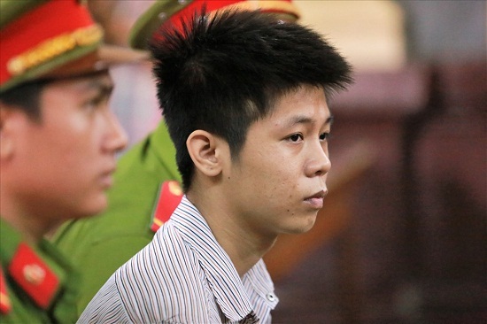 Vẻ mặt lạnh lùng của nghi phạm trong buổi xét xử vụ thảm sát 5 người trong một gia đình