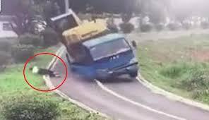 Video: Xe tải ôm cua lật thảm khốc, tài xế nhanh trí phi thân lao ra ngoài