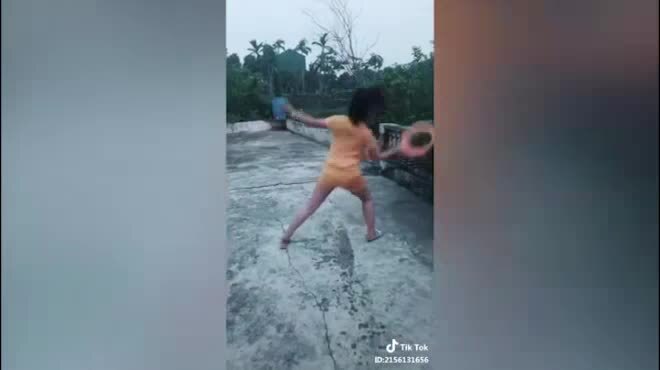 Video: Không nhịn được cười cảnh cô gái vẩy rau