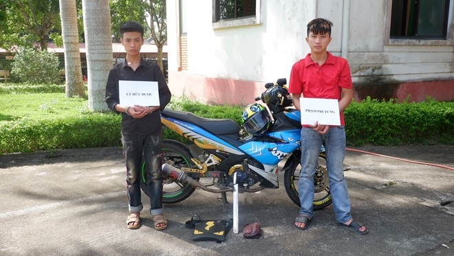 Bắt giữ 2 thanh thiếu niên cướp giật lấy tiền trả thua cá bộ bóng đá