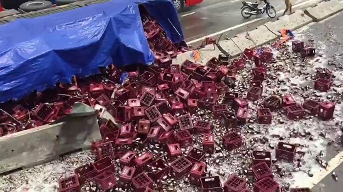 Video: Xe container bị lật, hàng nghìn chai bia vỡ phủ kín mặt đường