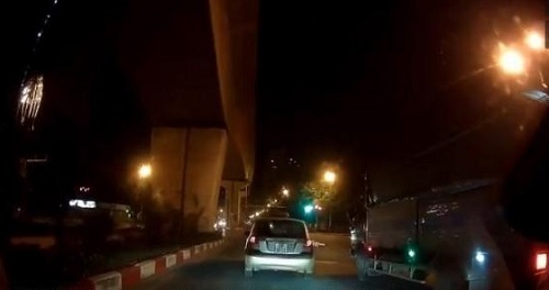 Video: Nam thanh niên rồ ga vượt đèn đỏ, tông thẳng vào người CSGT 