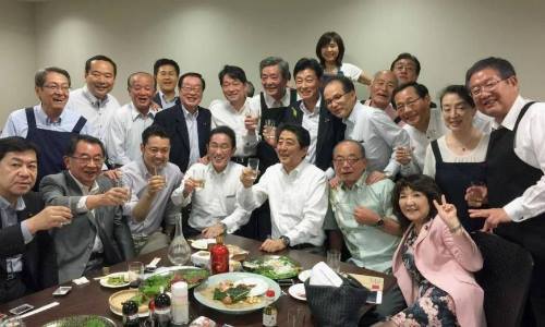 Tổ chức tiệc giữa lúc mưa lũ, thủ tướng Nhật Bản vấp phải chỉ trích 