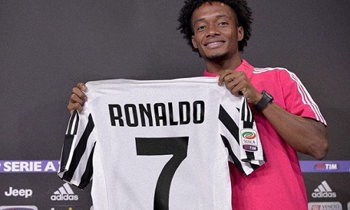 Cũng giống Javier Pastore, Juan Cuadrado phải nhường lại số 7 yêu thích cho Ronaldo 