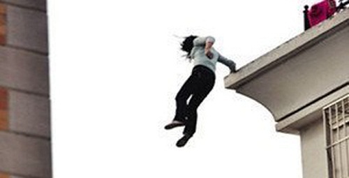 Video: Nữ sinh rơi từ tầng 3 trong lúc diễn tập cứu hộ