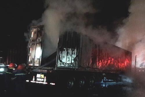 Tin tai nạn giao thông mới nhất ngày 15/7/2018: Xe container cháy dữ dội trên quốc lộ