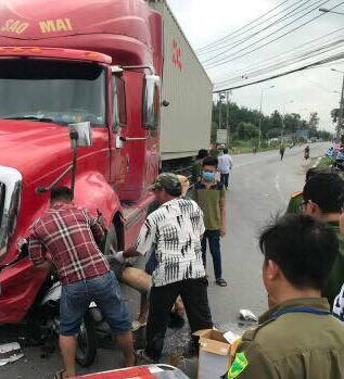 Đồng Nai: Tông trực diện xe đầu kéo, người đàn ông đi xe máy tử vong tại chỗ