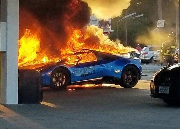 Siêu xe Lamborghini bị thiêu rụi vì lý do lãng xẹt