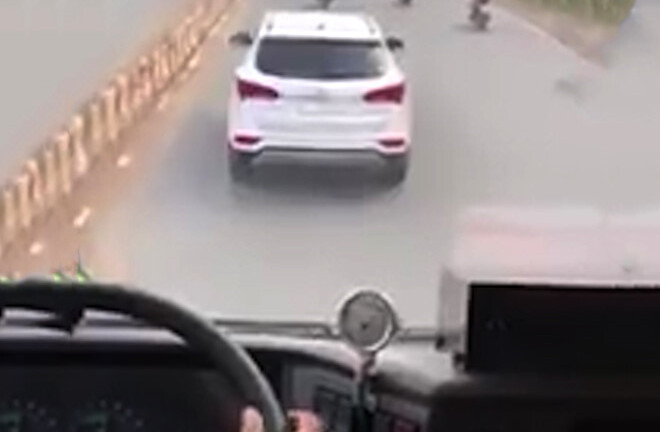 Vụ tài xế 'chặn' xe cứu hỏa: Phạt tiền, tước giấy phép lái xe 2 tháng