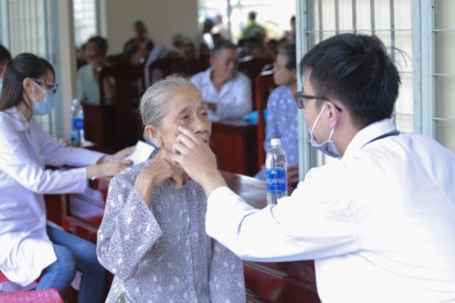 Khám bệnh, phát thuốc, tặng quà cho gần 300 bà con xã Vĩnh Hựu