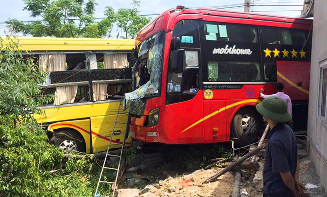 Xe máy đấu đầu ô tô khách, 2 mẹ con tử vong